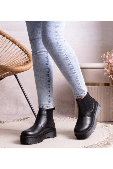 Zwarte laarzen op een...