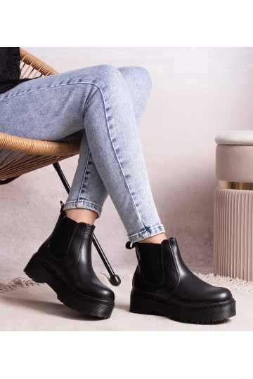 Zwarte laarzen op een... 2