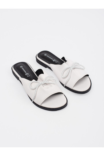 Initte kleur slippers płaksie met een boog 2