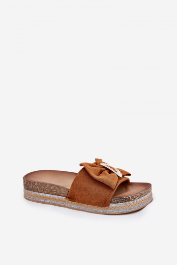 Dames slippers met plateau, strikken en een decoratieve broche in bruine kleur Lenela 2