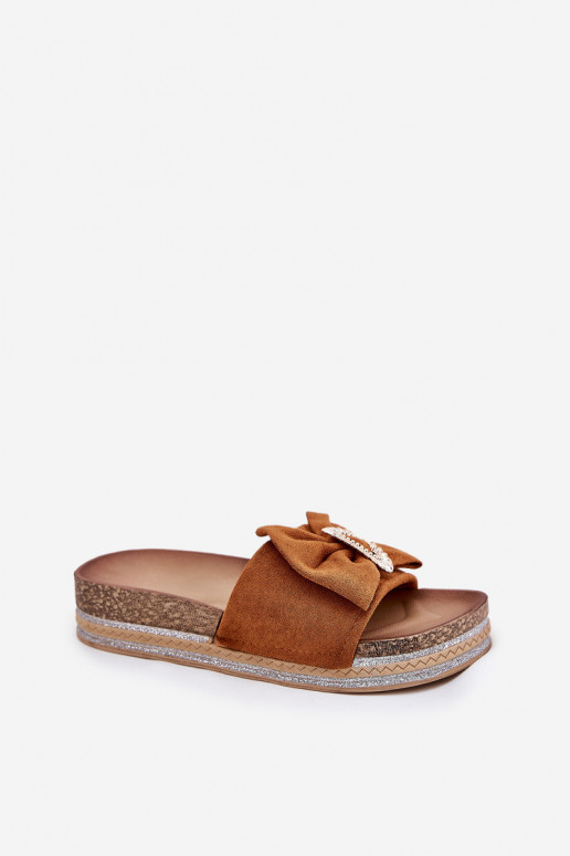 Damespantoffels met platform met linten I Ozdobną Broszką bruine kleur Lenela