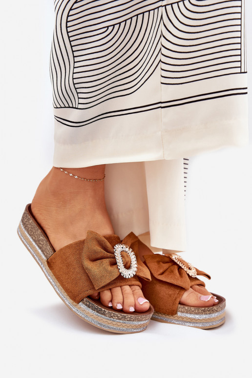 Damespantoffels met platform met linten I Ozdobną Broszką bruine kleur Lenela