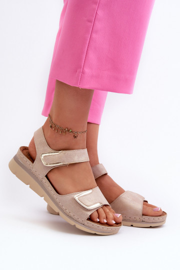 Zandkleurige dames sandalen met klittenband Risanni 2