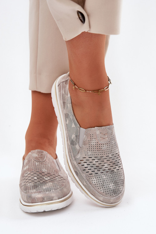 gemaakt van suède schoenen van een opvallend model in beige-gouden kleur Inez