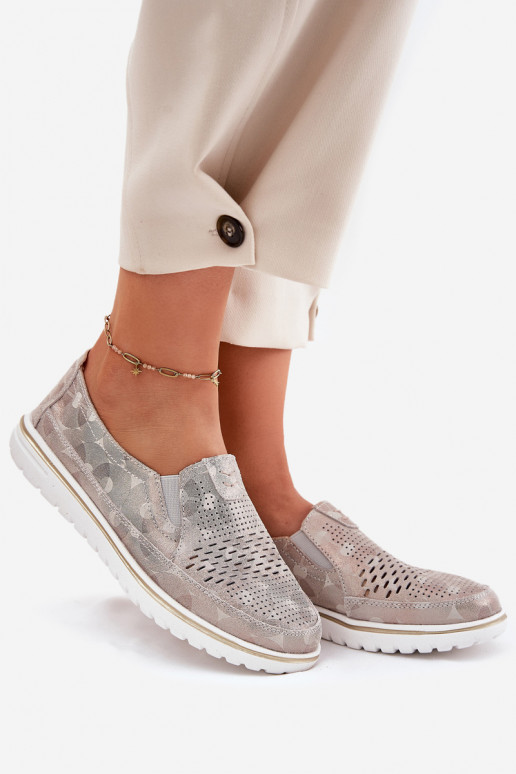 gemaakt van suède schoenen van een opvallend model in beige-gouden kleur Inez