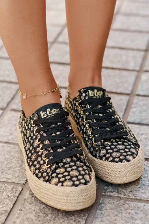 Gepatineerde casual schoenen met platform Lee Cooper LCIN-25-08-3647L in zwart