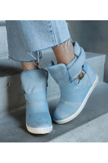 Blauwe sportschoenen op een... 2