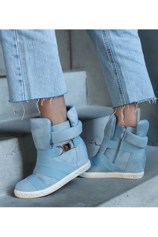 Blauwe sportschoenen op een platform,...