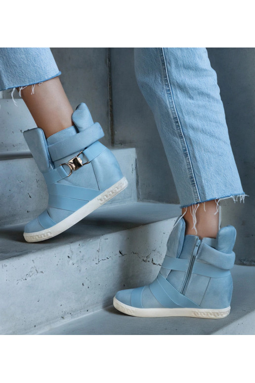 Blauwe sportschoenen op een platform,...