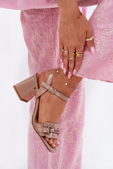 Leer Gelakte sandalen voor dames met hakken beige Mevonelle 2