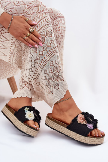 Dames slippers met bloemen en een plateau en vlecht elementen Zenvanis zwart