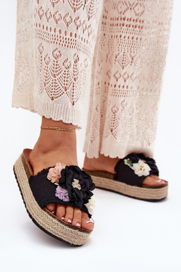Dames slippers met bloemen en een plateau en vlecht elementen Zenvanis zwart 2