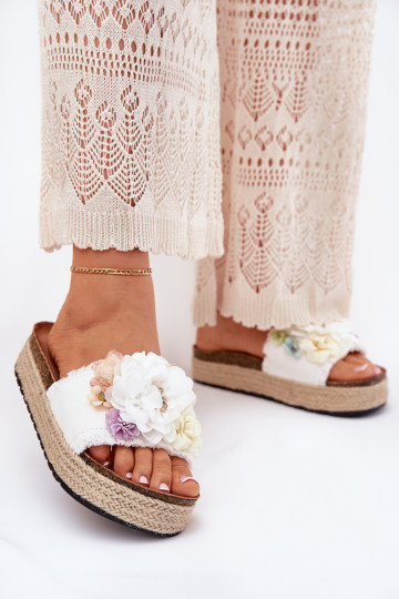 Dames slippers met bloemen en een plateau en vlecht elementen Zenvanis wit