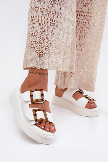 Dames pantoffels van kunstleer met platform en gespen Xanivia witte kleur 2