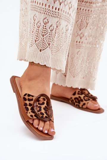 Witte dames slippers met gespen LuĮam met leopardenprint 2