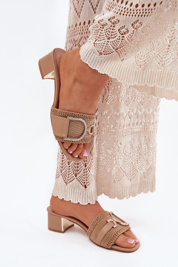 Dames slippers met hakjes en decoratieve details Julinemi zandkleurig