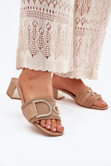 Dames slippers met hakjes en decoratieve details Julinemi zandkleurig 2