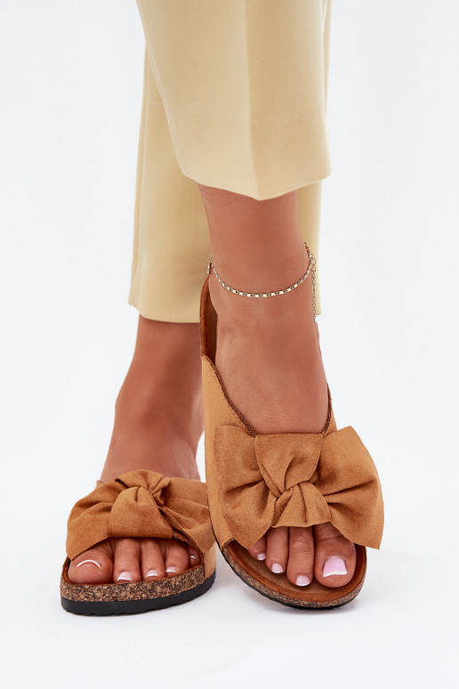 Damespantoffels Op een kurkzool Kokardką bruine kleur Seressa Damespantoffels Op een kurkzool Kokardką bruine kleur Seressa