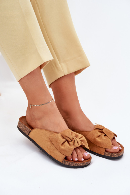 Damespantoffels Op een kurkzool Kokardką bruine kleur Seressa Damespantoffels Op een kurkzool Kokardką bruine kleur Seressa