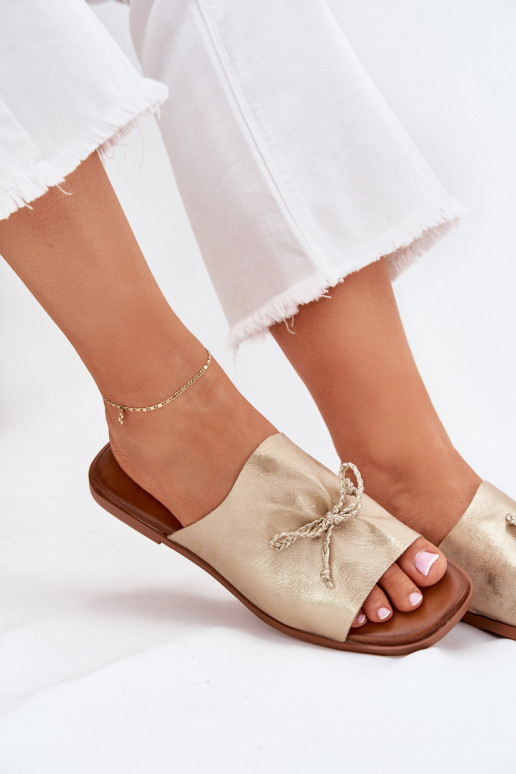 Damespantoffels met brede hakken Met sierlijk INiązaniem gouden kleur Norela Damespantoffels met brede hakken Met sierlijk INiązaniem gouden kleur Norela