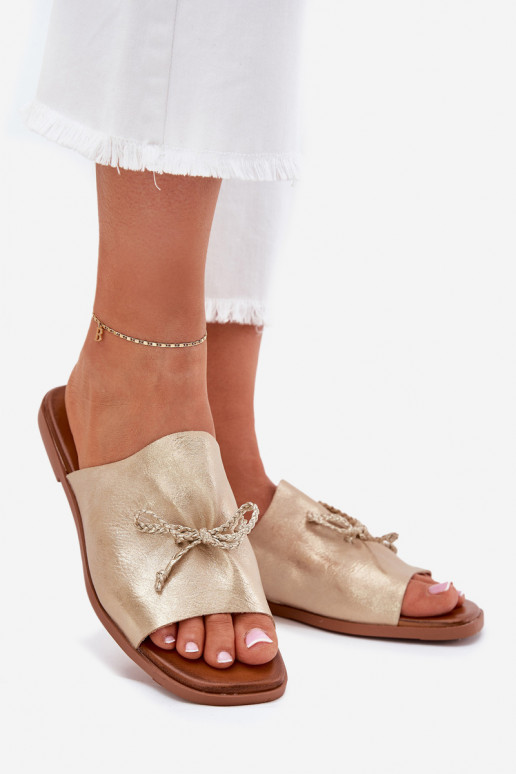 Damespantoffels met brede hakken Met sierlijk INiązaniem gouden kleur Norela Damespantoffels met brede hakken Met sierlijk INiązaniem gouden kleur Norela