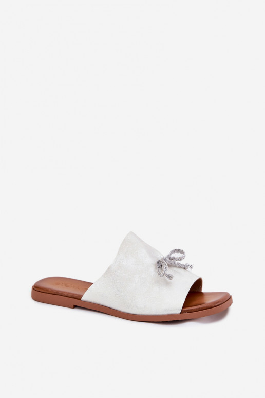 Damespantoffels met brede hakken Met sierlijk INiązaniem zilvere kleur Norela Damespantoffels met brede hakken Met sierlijk INiązaniem zilvere kleur Norela