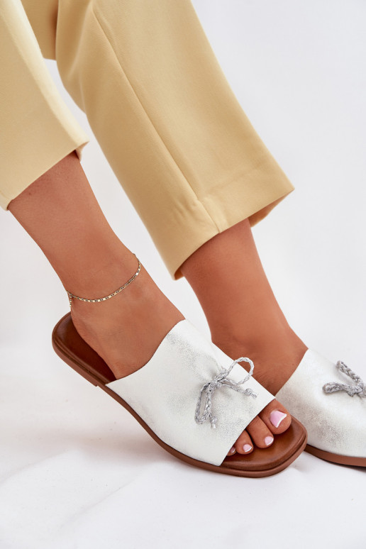 Damespantoffels met brede hakken Met sierlijk INiązaniem zilvere kleur Norela Damespantoffels met brede hakken Met sierlijk INiązaniem zilvere kleur Norela