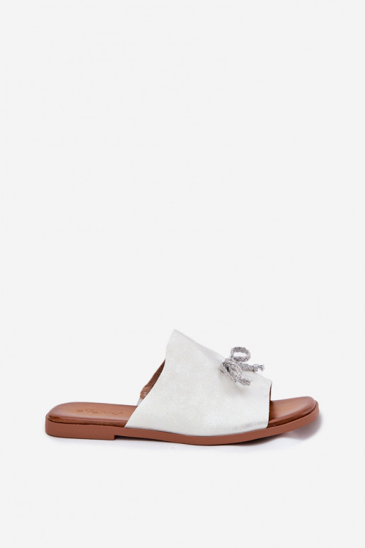 Damespantoffels met brede hakken Met sierlijk INiązaniem zilvere kleur Norela Damespantoffels met brede hakken Met sierlijk INiązaniem zilvere kleur Norela