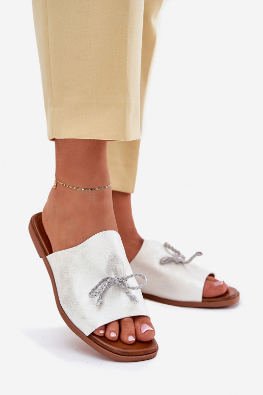 Damespantoffels met brede hakken Met sierlijk INiązaniem zilvere kleur Norela Damespantoffels met brede hakken Met sierlijk INiązaniem zilvere kleur Norela