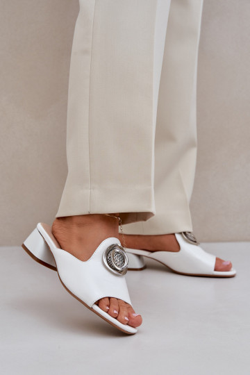 Witte elegante slippers voor dames met lage hakken en ornamenten "Feledis" 2