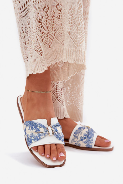 Damespantoffels met brede hakken met linten Initte kleur Avenza Damespantoffels met brede hakken met linten Initte kleur Avenza