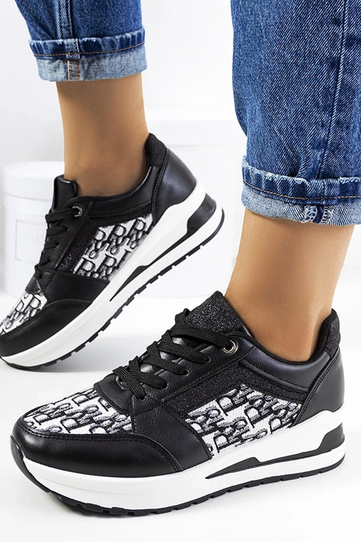 Sorte sportssko sneakers med en tyk... Sorte sportssko sneakers med en tyk...
