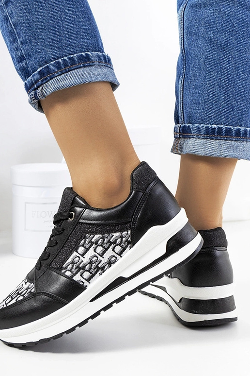 Sorte sportssko sneakers med en tyk... Sorte sportssko sneakers med en tyk...