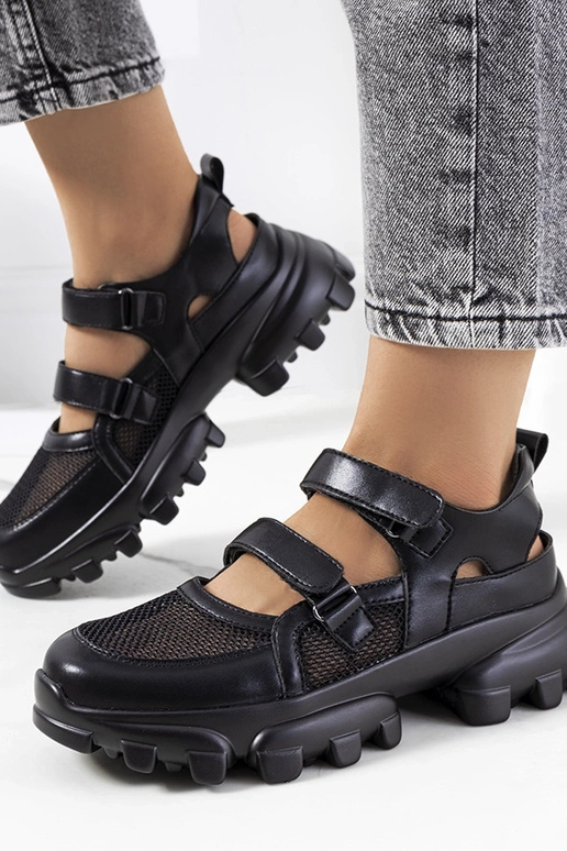 Zwarte sneakers op een dikke zool,...