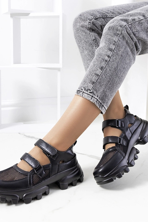 Zwarte sneakers op een dikke zool,...