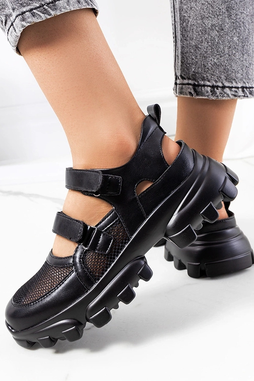 Zwarte sneakers op een dikke zool,...