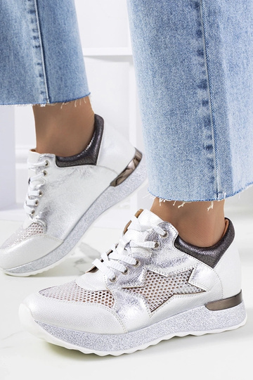 Hvide metalliske sneakers med snøre fra Torres gennembrudte sportssko
