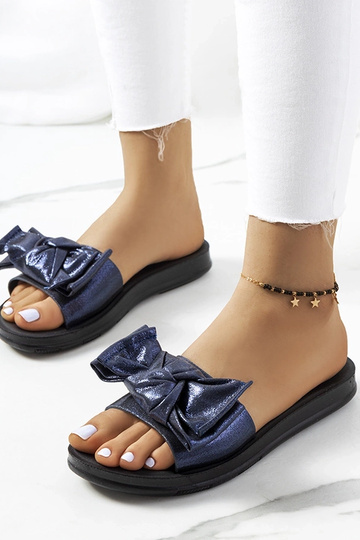 Marineblå flip-flops med en skinnende sløjfe Sora