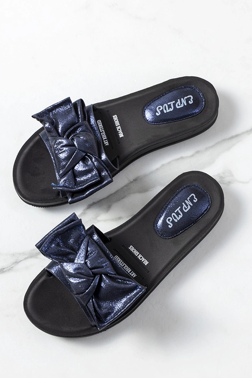 Marineblå flip-flops med en skinnende...