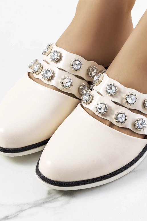 Zandkleurige slippers versierd met...