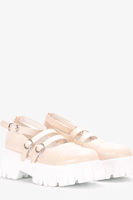 Beige halfhoge schoenen op...