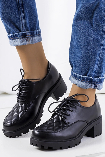 Zwarte halfhoge schoenen op...