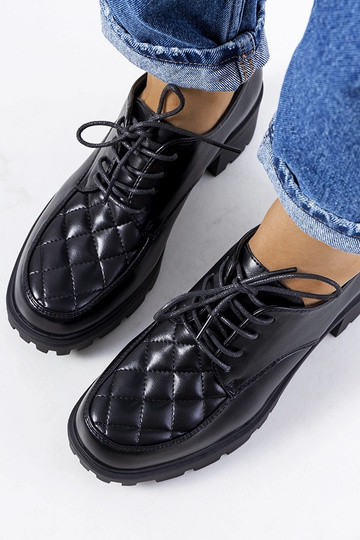 Zwarte halfhoge schoenen op dikke hak, „Landra" 2