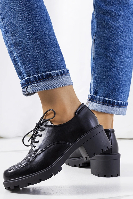 Zwarte halfhoge schoenen op dikke...