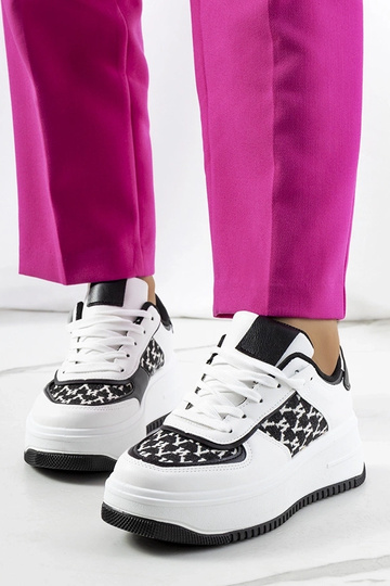 Hvide højsålede sneakers...