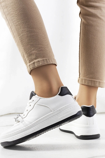 Hvide sneakers med Maring-kæde