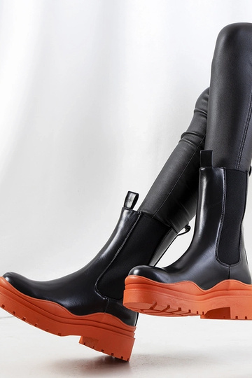 Zwarte enkellaarsjes met oranje zool, „Nester" 2