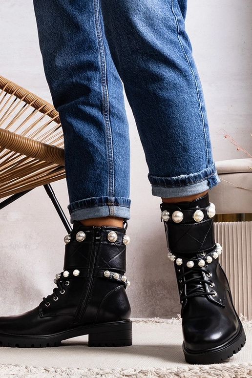 Sorte ankelstøvler med snøre til...