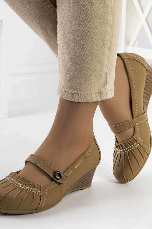 Beige pumps med flæser Nita