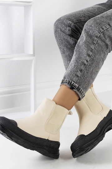 Zandkleurige schoenen van...